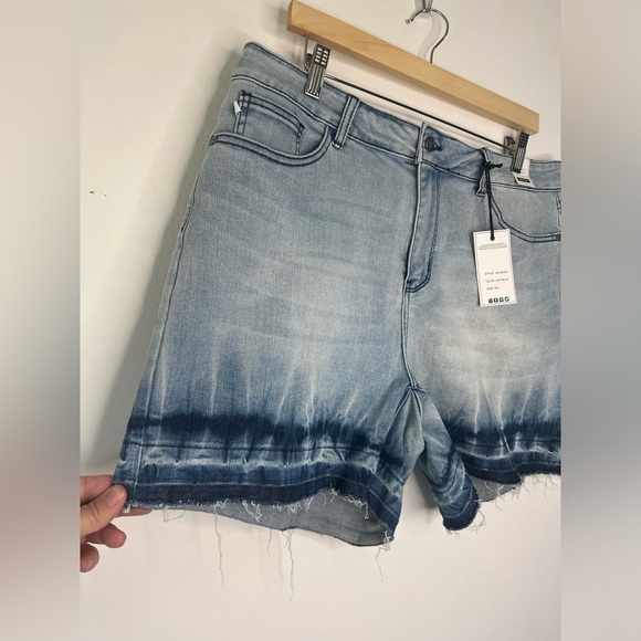 Judy Blue Mid Rise Distressed Two-Tone Tie Dye Light Wash Shorts Size 2XL NWT - Picture 2 of 9